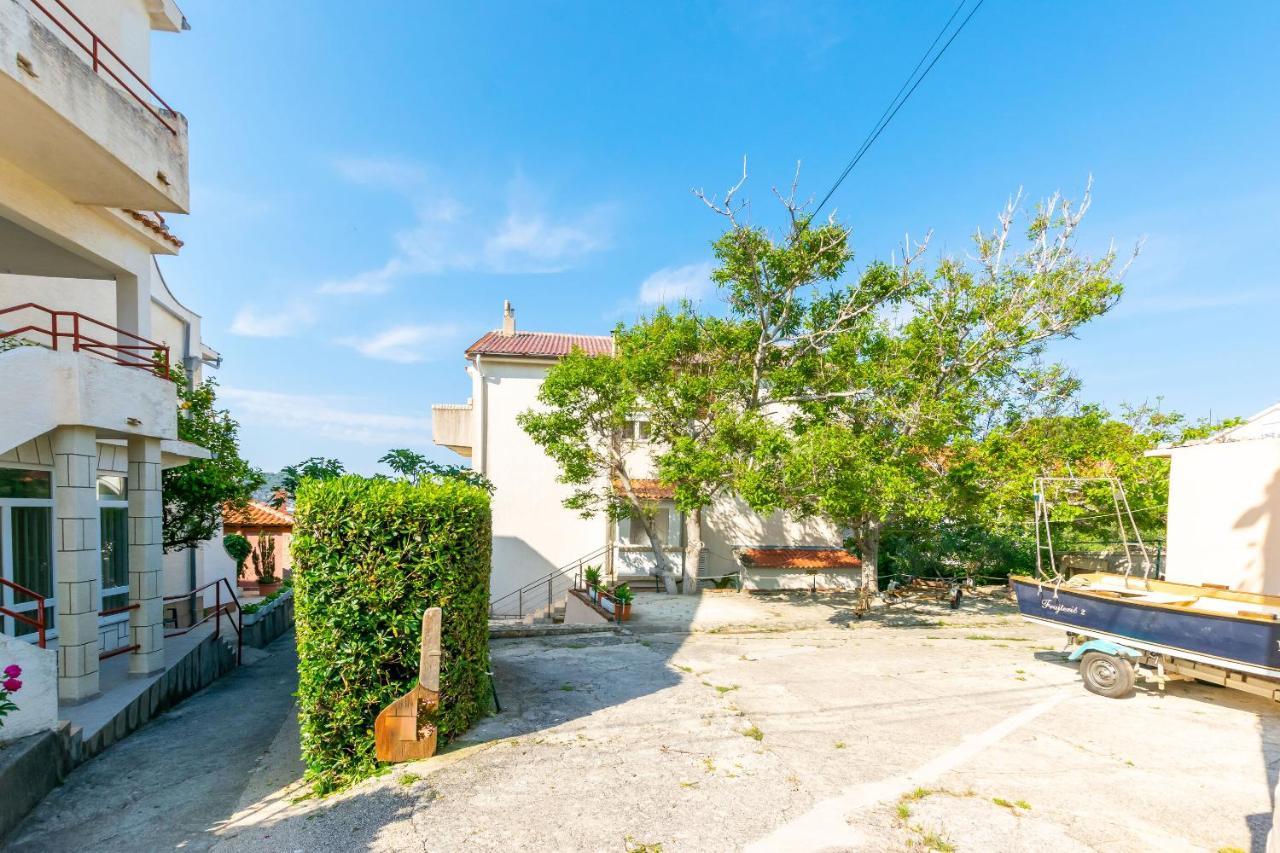 Apartments Biserka Barbat na Rabu Екстериор снимка