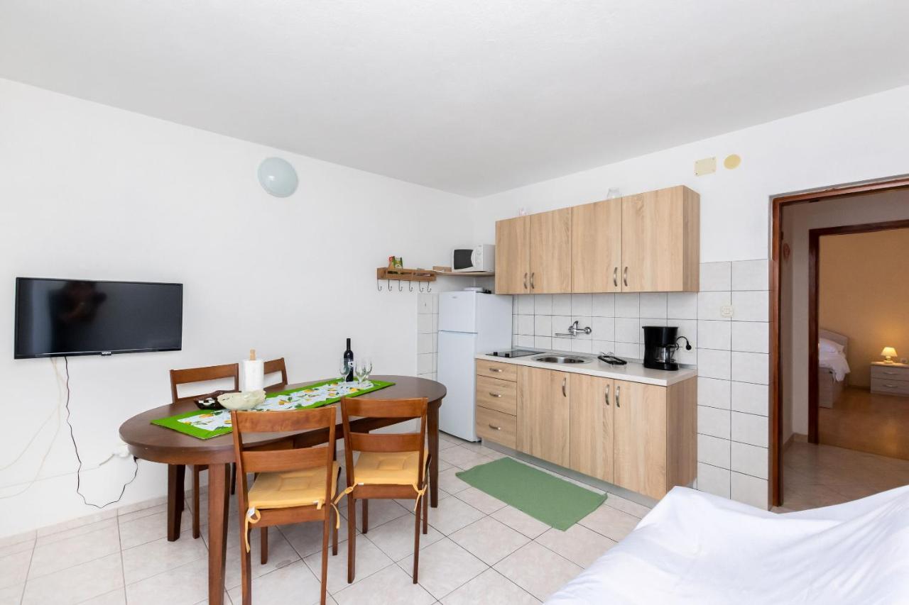 Apartments Biserka Barbat na Rabu Екстериор снимка